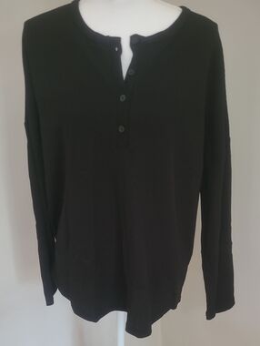 Coeur Vague Black Textured Henly. XXL. NWT!
